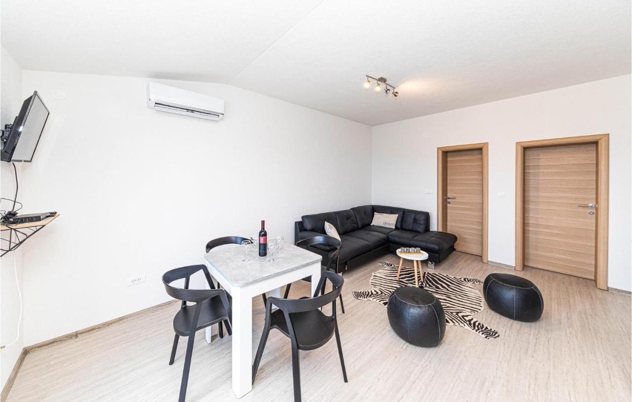 Stunning Apartment In Kastel Luksic With Wifi Kaštela Exterior foto